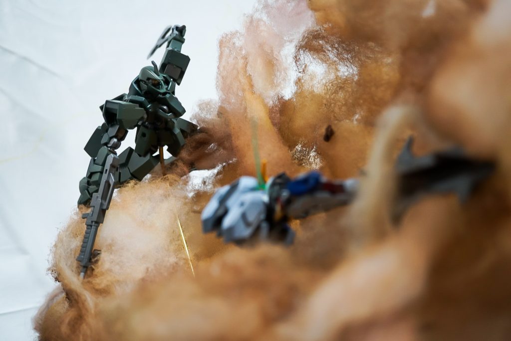 バルバトス側視点作り出し当初は後ろにモビルワーカー置こうかと思ったんですが、煙の量を考えるとかなり後ろに置くか煙を不自然に避けなきゃなのでやめましたこの角度からだとグレイズの支柱が丸見え