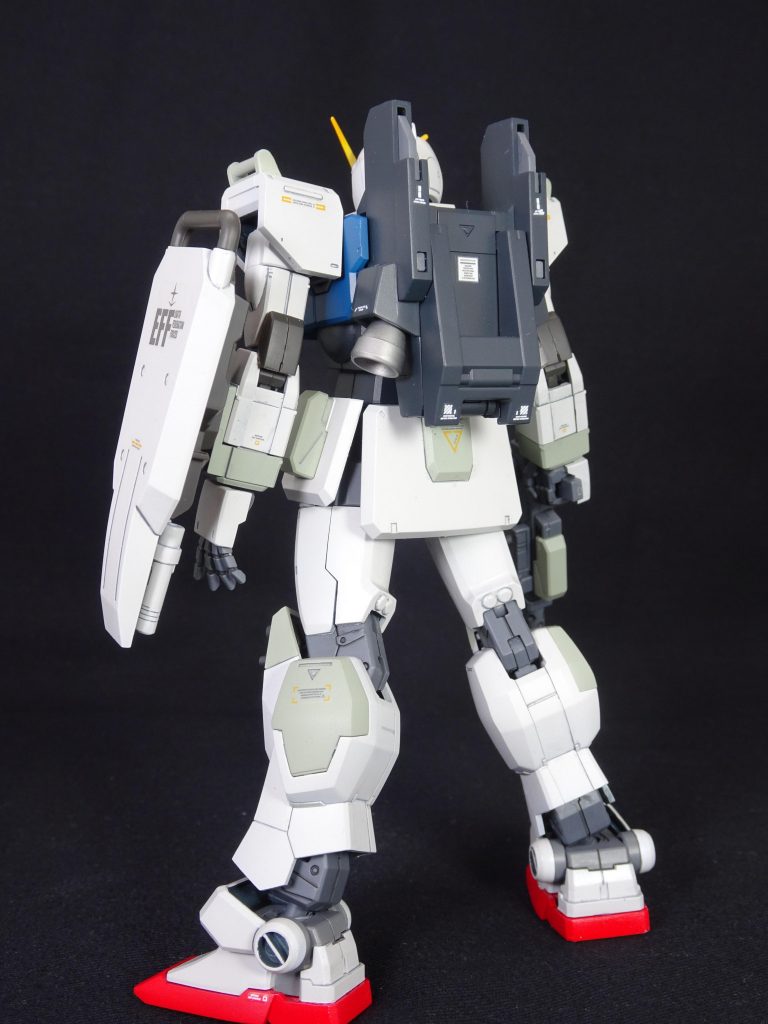 ＜陸戦型ガンダム＞陸戦型の胴体・脚部に、局地型の顏・腕・太もも、ガンダム４号機のスリッパをミキシングしました。