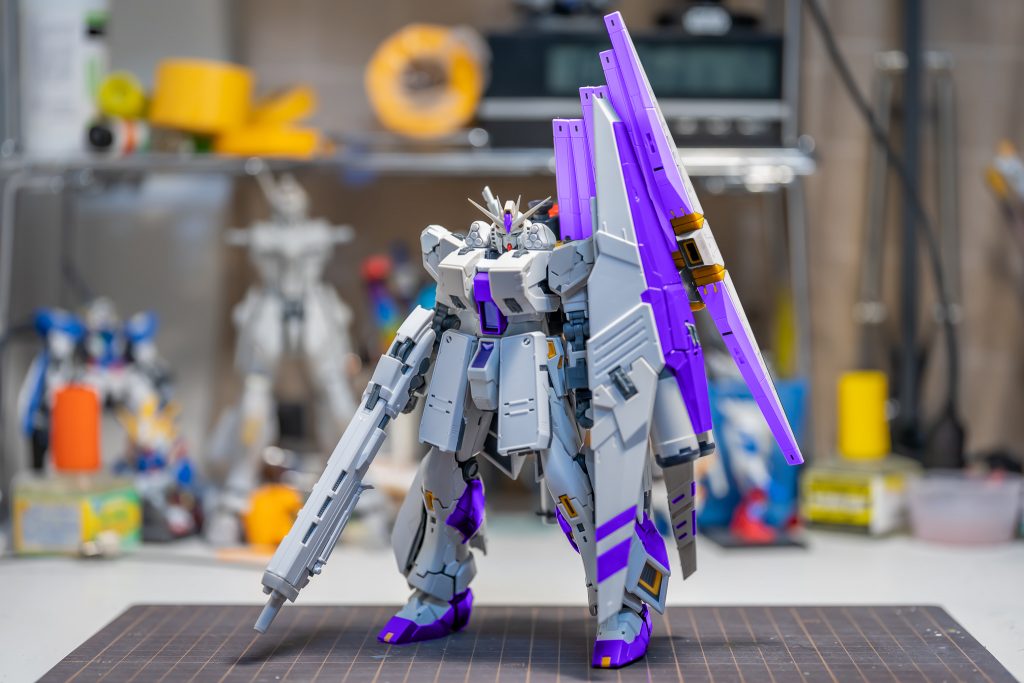 配色を検討する際には、Hi-νガンダムカラーなども検討していました。