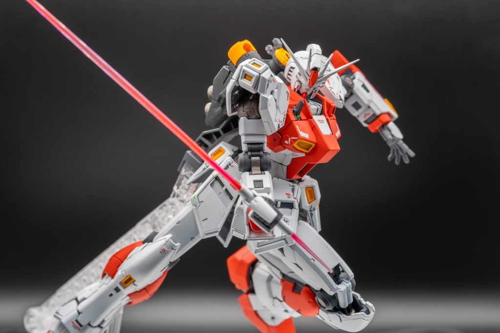 サーベルエフェクトは蛍光ピンクなどでグラデーション塗装しています。