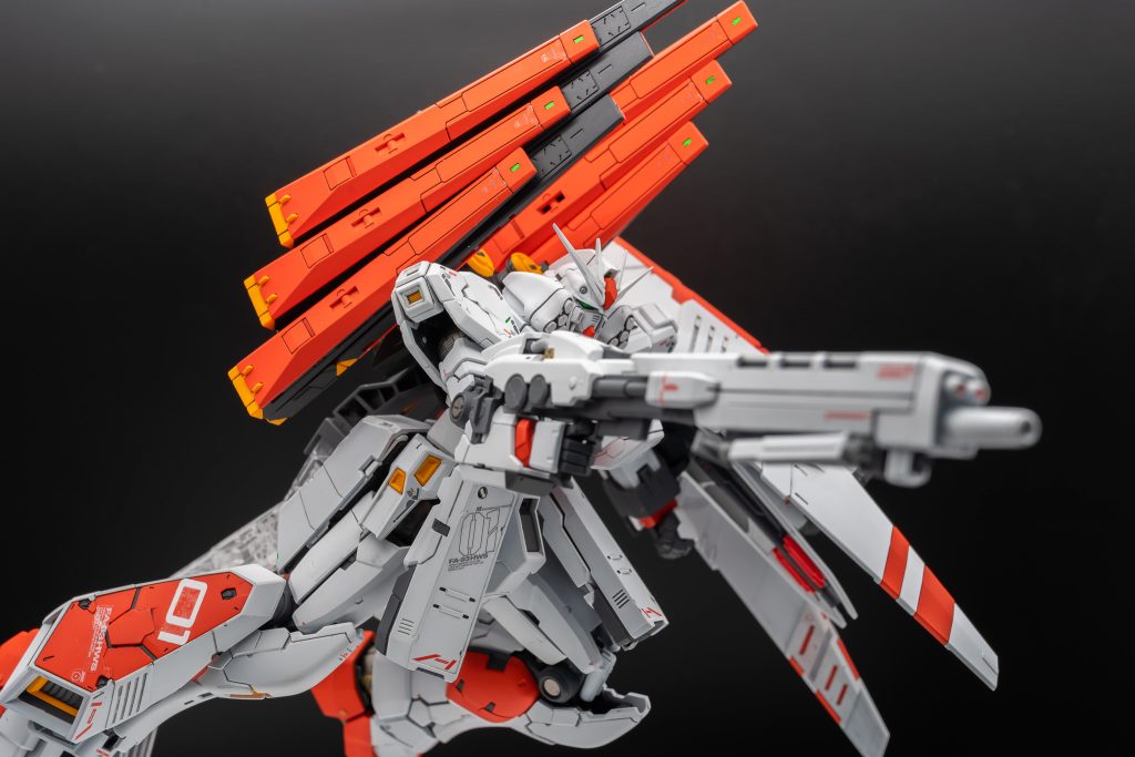 HWSのシールドやフロントアーマーの「01」はあまりにも特徴的なので、そのままシールを使いましたが、足のスラスターの「01」などやその他マーキングは各種水転写デカールを使っています。