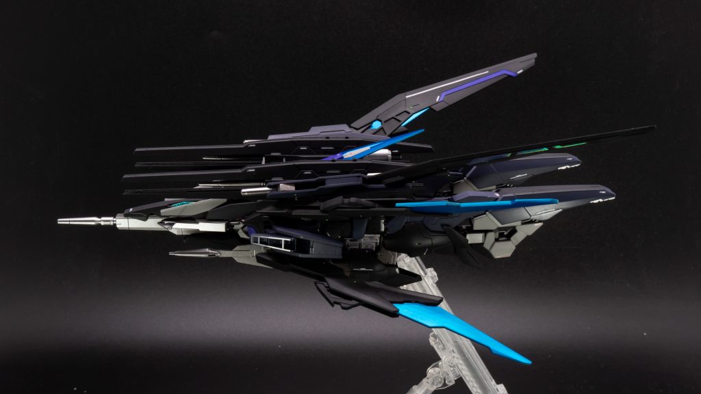ウイングにある元々ビームサーベルのパーツはビーム砲という設定に変更し砲身部分をくり抜きメタルパーツを仕込みそれっぽく仕上げました。