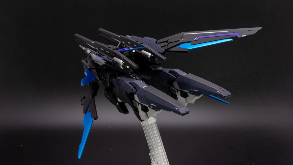 MA形態は計7門のビーム砲による一撃離脱戦法を得意とする高速強襲機という設定で製作しました。