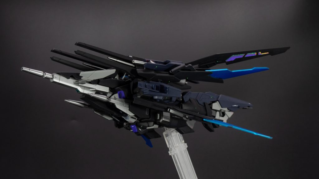 クリアパーツだった部分には蛍光ブルーによるマットキャンディ塗装を行い地味めな機体カラーのアクセントにしました。