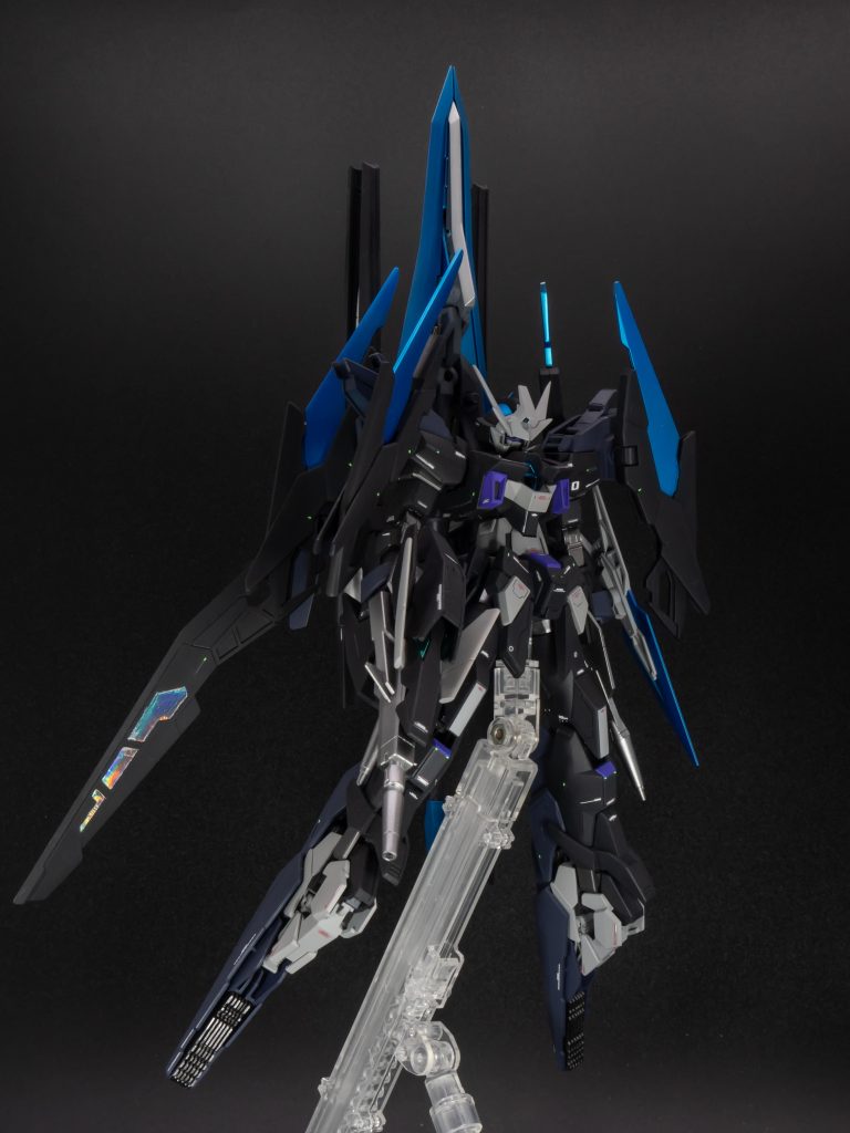 HGBD AGEⅡマグナムSVをベースに製作しました。背部にはビーム砲とウイング2枚、そしてランスを追加して全体のバランスを整えました。