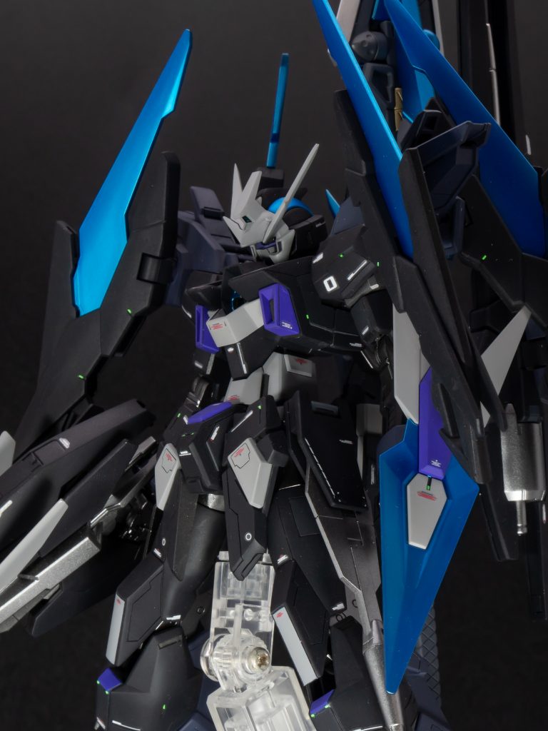 無彩色をベースにしたカラーリングでアクセントにブルー系の色を散りばめ、関節は装甲色と差別化を図るためにメタリックで塗装しました。