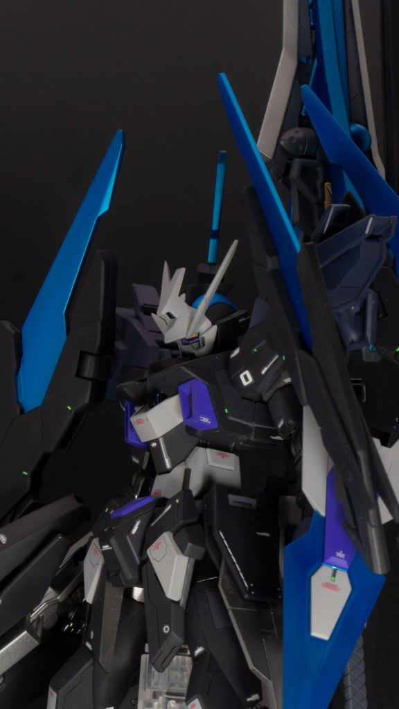 ウイングやツインアイにはホログラムフィニッシュシートを貼り付けてアクセントにしています。