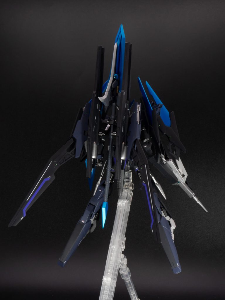 航空機のようなシャープなパネルラインを崩さないように今回はスジボリをメインとしてディテールアップし各所にグリーンチップを入れています。