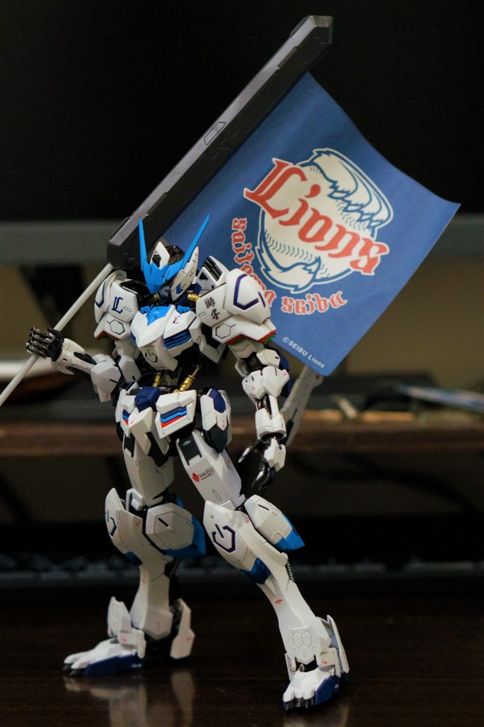 フラッグメイスは1/100バルバトスルプスのソードメイスを改造しています。フラッグはそのままだと大味だったので動きを出すために水溶きボンドで固めています。