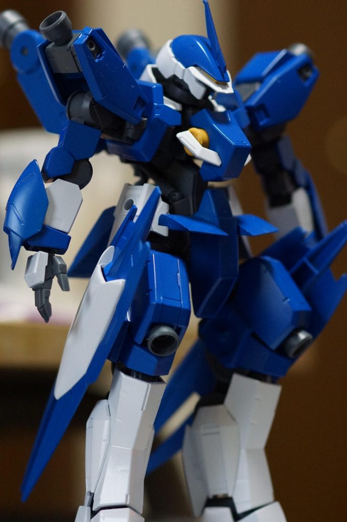 白と青を塗装 ハイソックス君