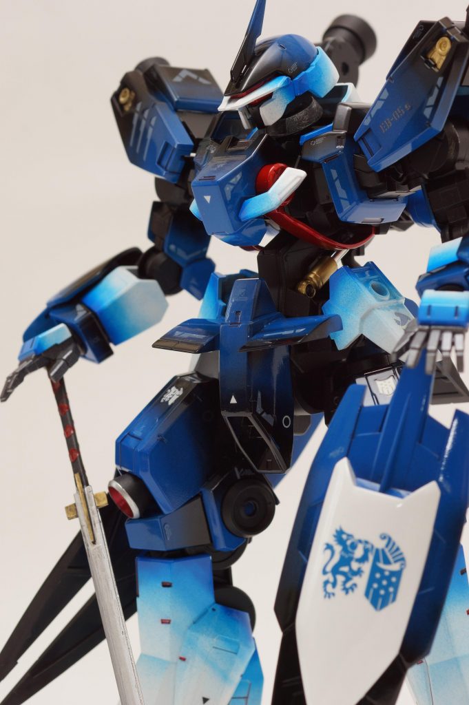 カッコいいポーズ① 黒騎士風に左手にも剣もよっかったのですがギャラホルンデカールがカッコいいのでサイドバインダーを外して持たせました。