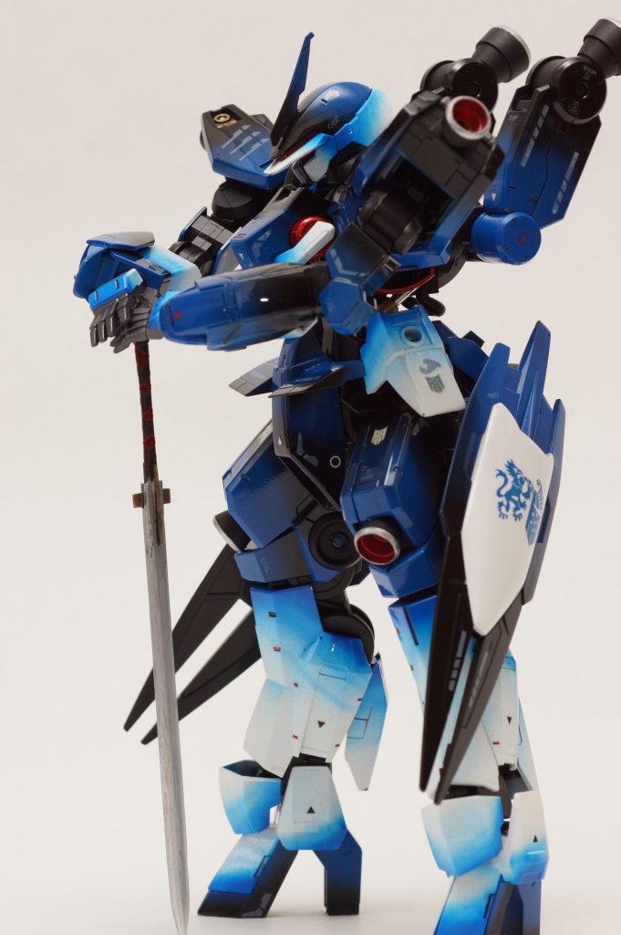 カッコいいポーズ② 実剣といったらコレ 柄が長い、刃のシルバーをガンマカで妥協したしたことが残念 腕の装甲は90度ずらしています