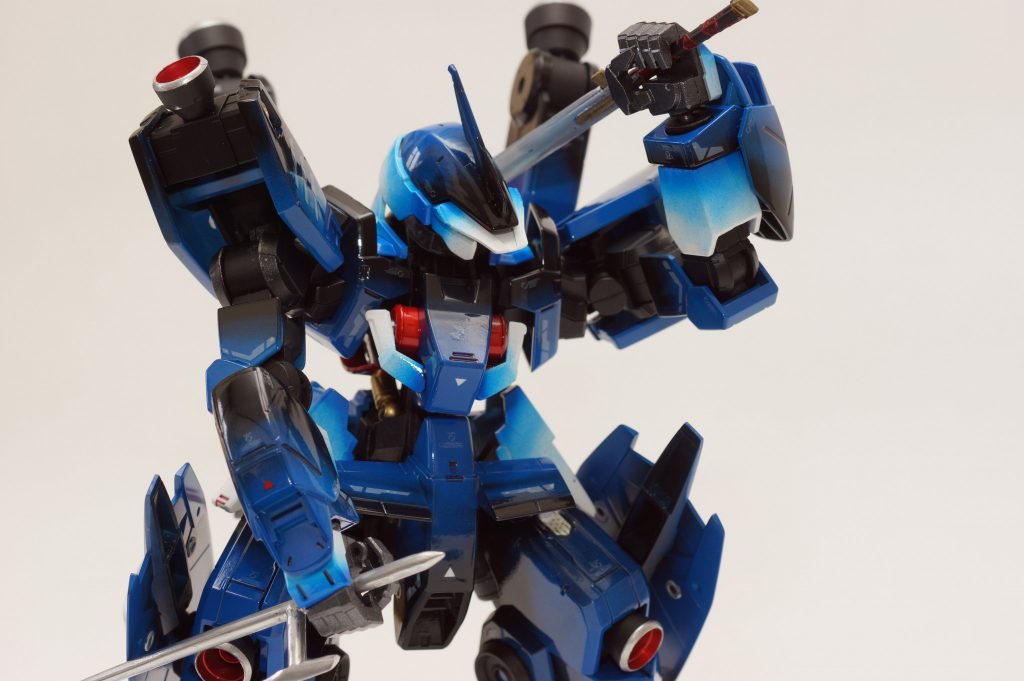 鉄血のMSは実在の武器が無理なく持たせられるので映えるのがいいですね