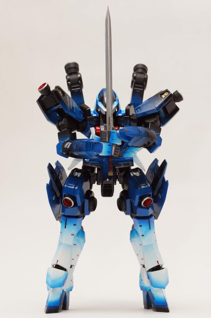 カッコいいポーズ③ ここまでが様式美だと 装甲はすべてクリア3回から水研ぎして再クリア3回しコンパウンドして更にワックスしたのですが艶々よりギトギト感あふれる結果になってしまいました