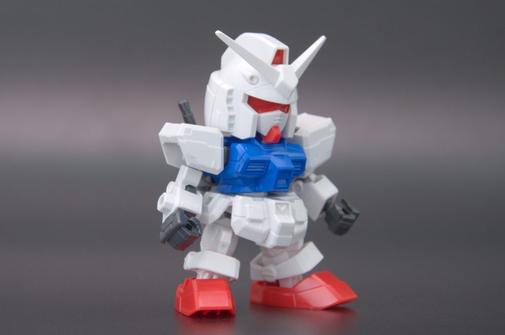 今回珍しく素組を撮影。SDなのでパーツ数はめちゃ少ないですね。色数も少ない…