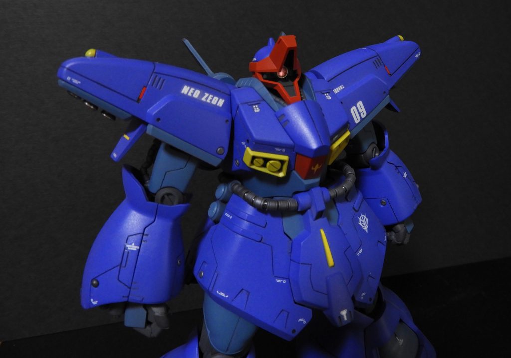 モノアイは可動しませんが、内部を少し弄ってます。パイプやらところどころある円形パーツは市販別パーツに置き換えてます。