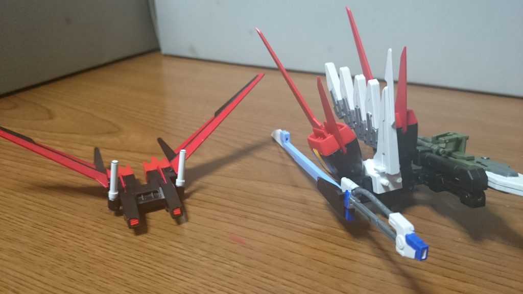 ・マルチプルアサルトストライカー上面の翼とその基部、下部スラスターはHGCEから、バッテリーパック～本体コネクタ部とシュベルトゲベール、アグニはHGパーストからっスね。下部スラスターはそのままでは軸が少し合わないので、瞬接で軸を太らせてるっス。バッテリー基部はシールでの補完もないので、グレーで塗装してるっス