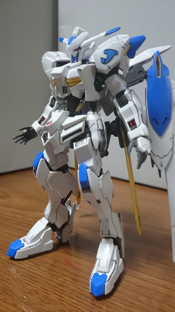 ・ガンダムバエルというわけでHGバエルっス。相も変わらずなスミ入れと部分塗装っスね。シールは肩のGHマークのみ使用してるっス。またハンドパーツを平手(OP7)、角度付持ち手(フルシティ)から流用してるっス