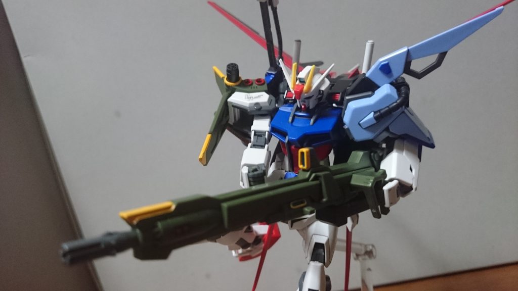 ・アグニイエローとグレーレッドで本体を、コスモメタブルーでセンサーを、そしてMETAL BUILDを参考にお尻のバッテリーをホワイトで塗装してるっス。サブグリップを引き出すことで両手持ちが可能に。……ただ、先程述べたように、肩パーツに可動が無いのでアグニの保持の角度によってはパンツァーアイゼンの取り付けが厳しくなるっス…では以下アクションっス～