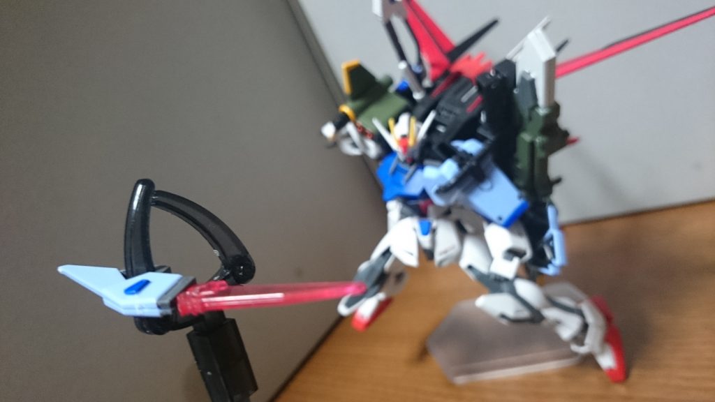 ・マイダスメッサーバルバトスブルーとグレーで塗装っス。素組みで濃い青の部分にシールを使うと、シールを剥がさない限りは肩パーツが分解不可になるので、出来ることなら塗装推奨っス。あと、肩パーツに可動部分が一切無いので、腕の横方向への可動範囲が極端に狭まるっス…右肩のコンポジットウェポンも可動部分が無いので同様に可動範囲が狭まるんスけど、左と比べて多少はマシっス