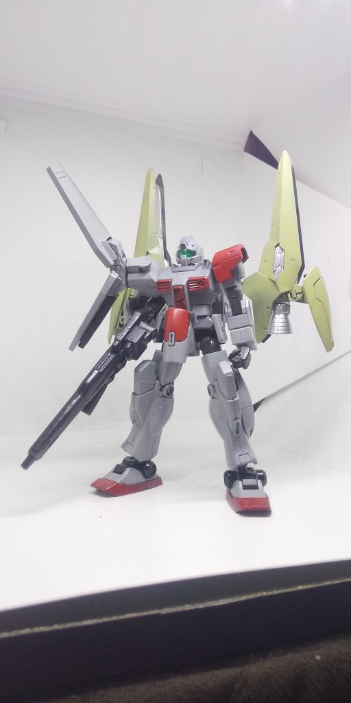 さて、この部隊に配備されたジム3は、他の部隊に比べてある程度のカスタムが施されており、性能も底上げされている。大きな特徴として、腹部のコックピットがまるまるセンサーやカメラなどを制御するコンピュータを搭載するスペースとなっており、その弊害で腰部前方に突き出た部分がコックピットとなっている。勿論生存率には多少の影響は出るが、性能の上がった各種機能がそれを不利なものへと感じさせない。そして、バックパックに施されたハードポイントにより、各々が自由に兵装を変えることができる。この追加ブースターはGディフェンサーのものを参考にしており、機体本体の推進剤を消費することなく目的地への移動を可能にする。且つ、この装備の機体に牽引させることで、母艦が入り込めないような場所に部隊を送ることもできる。尚、右の盾の裏にはビームピストルがデフォルトで搭載されている。