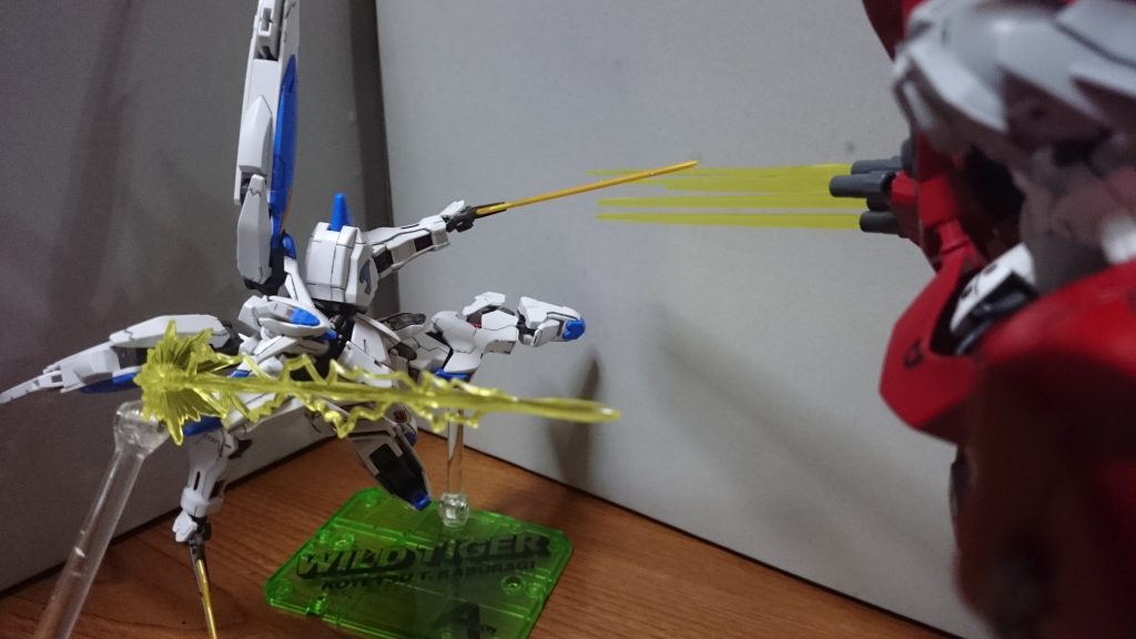 ハルユニットの腕のインコムにもなる指部分の穴は3mmなのでそこにエフェクトを取り付け~