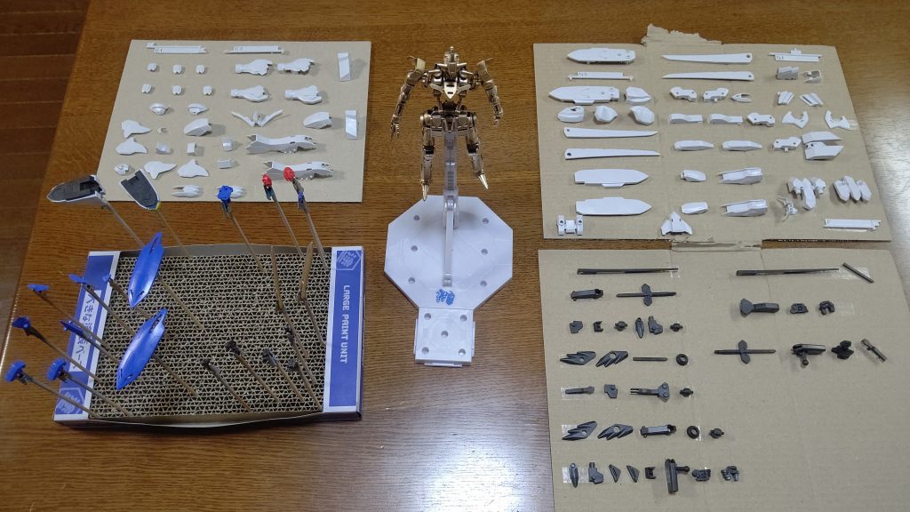 反転させるイメージだったので、ガンダムフレームを先に組み上げた後にパーツを全て切り出して表面処理を行い、このように仕分けました。