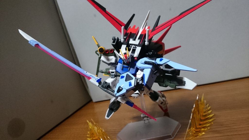 ちなみにマルチプルアサルトストライカーの上段の翼付近のパーツはHGCEのものを使用すると、HGパーストのものと比べて、少し後方へ下がるっスね
