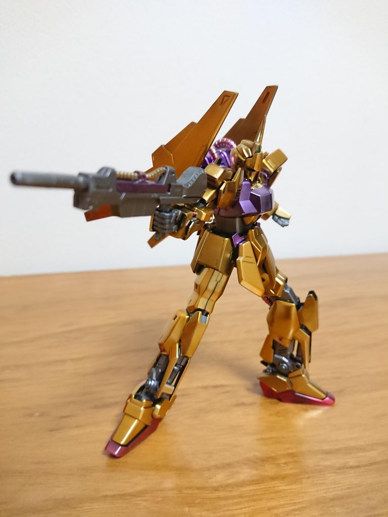 HGUC200百式を下地シルバー、クリアーカラーを上から吹いてます。