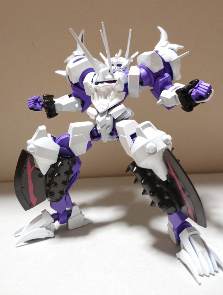骨の鎧を纏い、鬼の顔を持つ機体という設定で制作。
