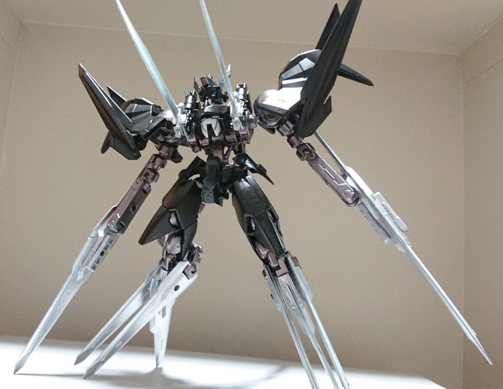 武装は腕部及脚部ブレード、ヒートソード、ビームサーベル搭載サブアーム、胴部ビームサーベル、テイルブレードの計10本。