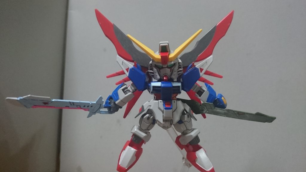 背中の武器両手持ちちなみにフラッシュエッジは取り外せないし、おまけに実体シールドは付属すらしないという