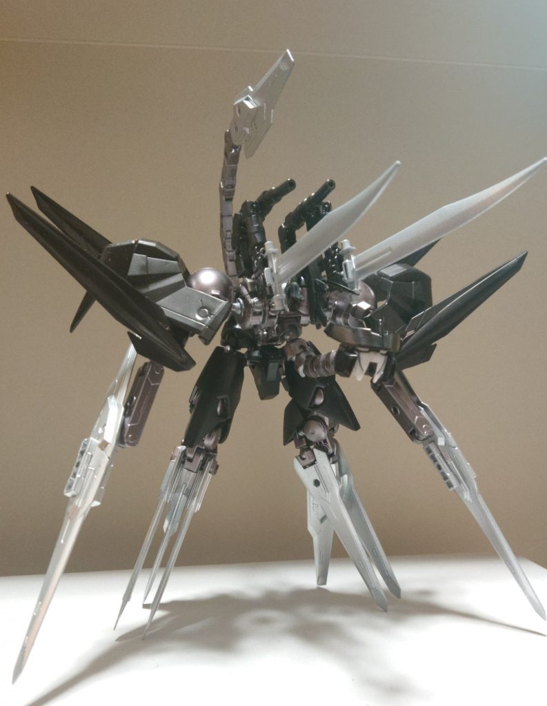 姿勢変更、胴部フェイスを引き出しクリーチャーモードに変形可能。