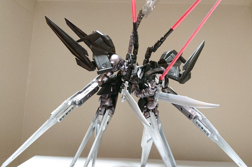 この形態時は全ての武装が前面に移動する。