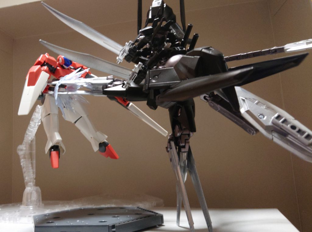 戦闘スタイルは4基のリアクターによる高出力を活かし、獣のように素早く動き全身の武器とモード変形を駆使し、多対一でも敵を圧倒する設定です。