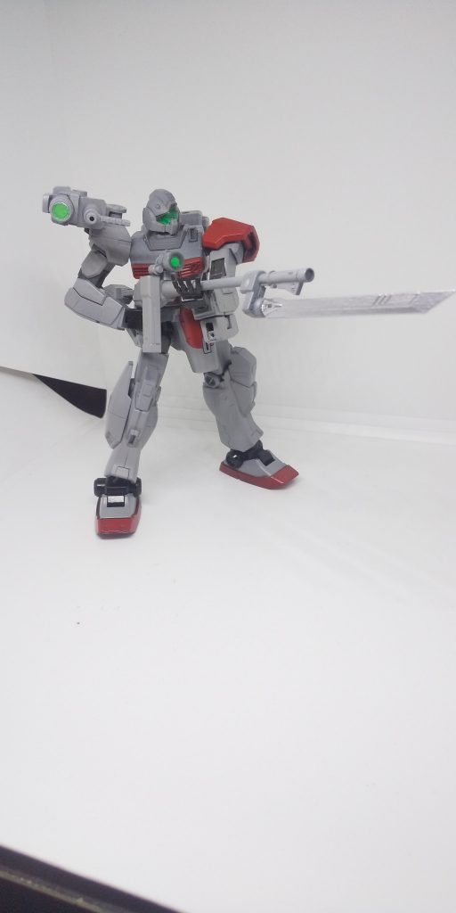 肩のシールドを高性能センサーに換装し、フェダーインライフルを流用したスナイパーライフルを運用する遠距離戦向きの兵装も存在する。先端の刃はヒート化することができる。