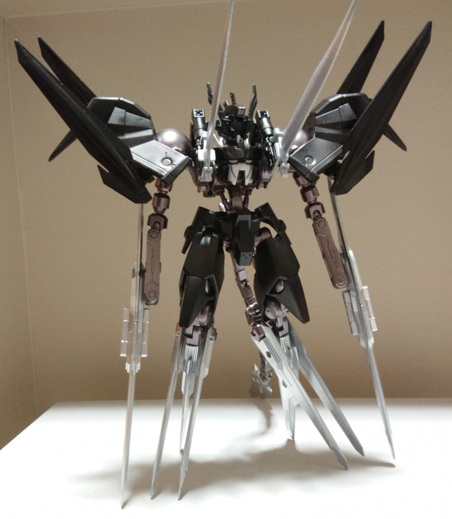 自作ガンプラ『フェイスシリーズ』に敵対する悪のフェイス。イーヴィル・フェイスと邪戦頑のデータを元にアルスコア・アイが独自技術で製造した『フェイス・フレーム』シリーズの一号機と言う設定。ウヴァルをベースにセラフィム、ジンクス、ノーネイムライフル、グシオン、バインダーガン、ボールデンアームズを使用。