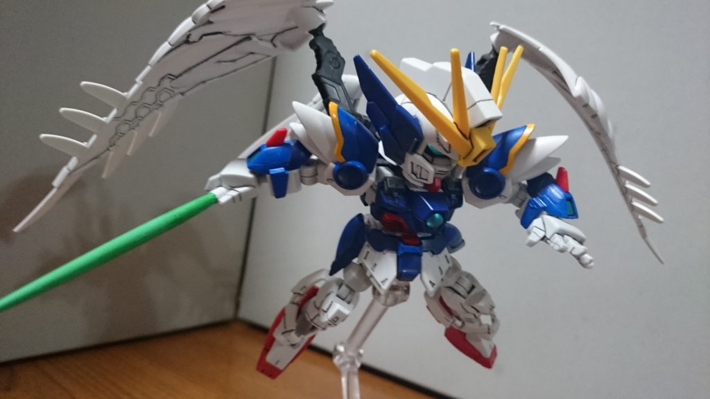 「終わりだ………！」最初はシルエットブースターに付属するジムのバックパックからサーベル柄を切り離し、ピンバイスで穴を開けて、HGACウイングのサーベルエフェクトを取り付けてたんスけど、HGでもちょっと長かったエフェクトがSDに合うわけも無く……とりあえずCSフレーム確保に購入したナナハチのビームサーベルを流用