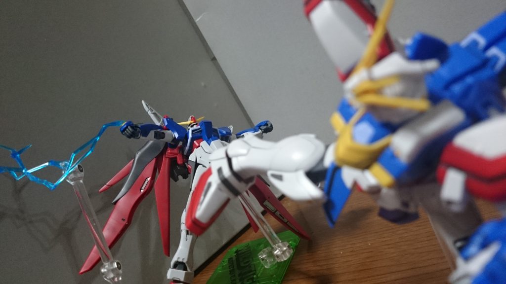 「ハッ!」「うぉぁっ!」ビームシールドを展開しゴッドガンダムの蹴りを受け止めようとするも吹き飛ばされてしまう。