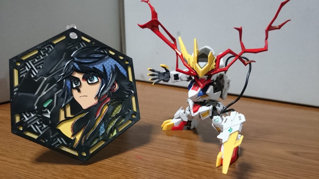 ・キャラスタンドプレートの三日月とこのキャラスタンドプレート、「鉄血」からは三日月、オルガ、クーデリア、アトラ、マクギリス、ガエリオが、「BFトライ」からフミナが発売されてるんスけど、近所のイオンには未だに鉄血勢が全種類売れ残ってて変な笑いが出たっス。まぁ、丁度いいと思い買ったんスけどでは以下アクションっス～相手役はSDEXデスティニーで