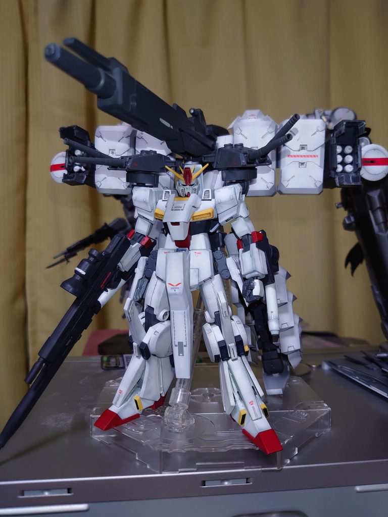 正面から。股間のアーマーは、壊れてしまったMGのユニコーンのふくらはぎから、ライフルはガンダムエアマスターのライフルに08小隊のジムスナイパーのライフルを組み合わせたもの。 