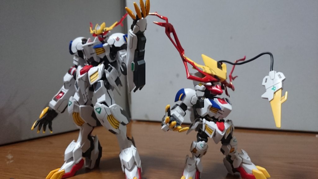 ・以前作ったHGのものと比較HGは頭部のサイズや強度から小型のエフェクトを選択。接着箇所にアンテナを使用してるので、アンテナの加工はしてないっス。まぁ、METAL ROBOT魂をモチーフにしてたので、そもそもアンテナ加工の予定もなかったんスけど(モチーフの割りにエフェクトちっちゃいとかはスルーで)対してSDCSは頭部のサイズが大きいことから大きめのエフェクトを使用。というかこの大きさの頭部からエフェクトを発させるとなると、大きめのエフェクトでないと映えないし……。頭部のSD故の大きさとエフェクトの太さから接着面が頭部だけでいけると思い、左側は即頭部のみで接着してるっス。右は形状から即頭部に加え、アンテナも接着箇所に使用しないと固定は厳しかったっス