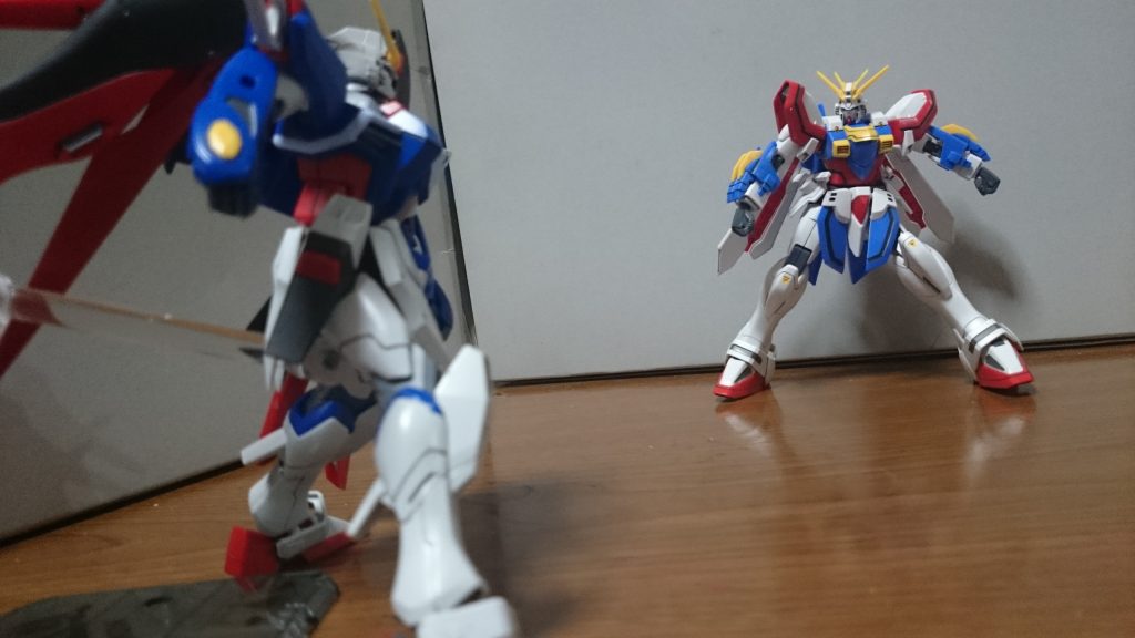 『か、カザミさんのデスティにーガンダムと!キャプテン・ジオンさんのごっどガンダムの対決!』『もしかしてこれは……師弟対決なのではっ!?』「愚直だなカザミ君!背後から虚を突けば倒せたかもしれないものを!」「そんな…そんな戦い方じゃあ―――」「いつか越えたい師匠に失礼っす!!」「! 私を師匠と……」
