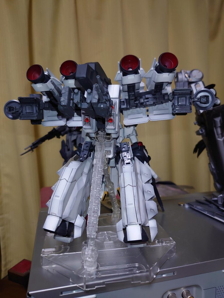 後ろ姿コトブキヤさんのエクステンドアームズ05〈四八式一型 輝鎚･甲 拡張ブースター〉を組み替えたものを付けてます。 