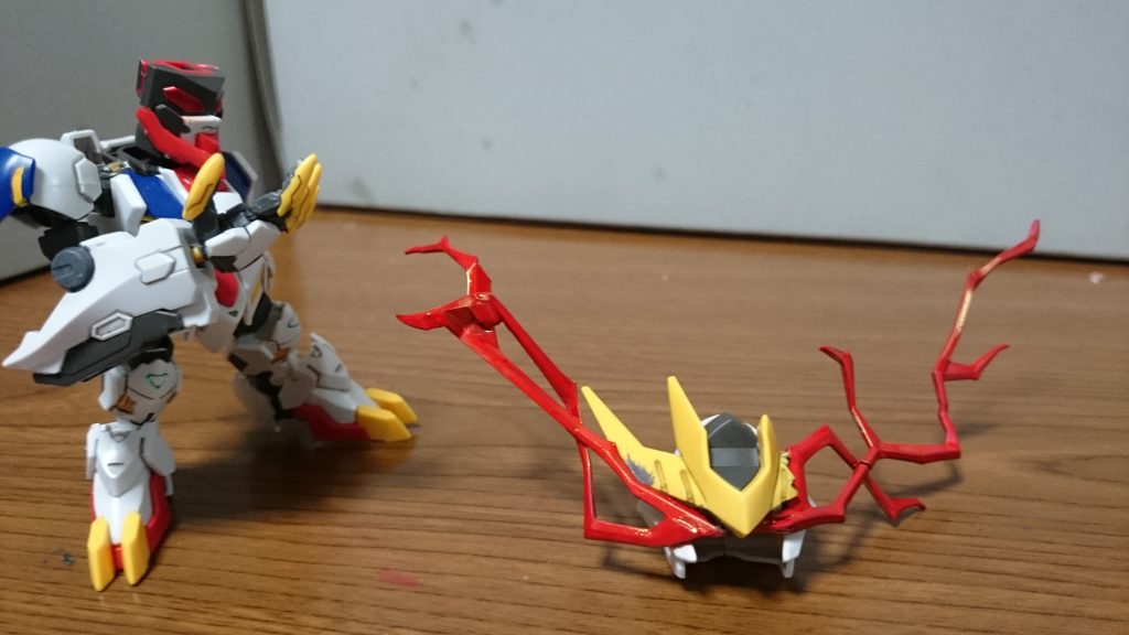 エフェクトの元となったものは自分がよく使ってるフィギュアライズエフェクトのオーラエフェクト(ブルー)に付属するスパーク状のエフェクトっスね。加工+塗装+接着してるっス接着する時に接着剤の糊に赤い塗料が乗って、アンテナに2箇所ほど付着しちゃったんスけど、そこはグレーでアンテナの塗料が剥げちゃった風な感じに上から塗ってカバー