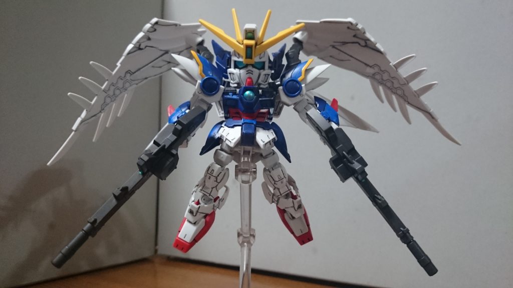 ・ウイングガンダムゼロ(EW)今月末にMG・Ver.KaでゼロEWの新キットが発売されるんスけど、今回はそれに似せて塗装したっス！耳、胴、肩、ガントレット、腰に明るいブルーを追加。そして頭部センサーやツインアイ、胸の○にガントレット&ツインバスターライフルのセンサー類のグリーンを緑みのメタブルー(メタブルーとメタグリーンを7:3で調色)で塗装っス