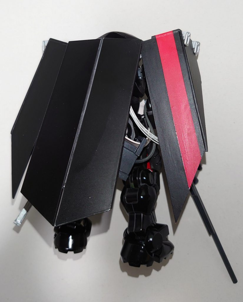 背面本物の制服にも付いているマントをどう表現しようか悩んで、まさかのプラ板製作。やるならもっと重ねるとか、細かくパーツ分割するとか、やり様はあったんでしょうけど、当時は完成を急いでいた感がありましたね。 