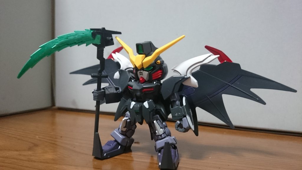 ・SDEXデスサイズヘルEW塗装した箇所は……・ホワイト……襟脇の○、前腕装甲、フロント・リアアーマー、膝・レッド……頭部頬、顎、胸部ダクト、アクティブクローク・イエロー……頭部バルカン・グレー……マニュピレータ・メカグレー……首、腹回り、足、アクティブクローク内部ディティール・メタグリーン……頭部センサー(前後)、ツインアイ、股間・ルミナスメタグリーン……ビームシザース(ビーム部分)・ブラック……ツインアイ肩の白はてっきりシールだと思ってたんで、パーツ分けされてて拍子抜けだったっス。あと頬のレッドがパーツ分けで塗りやすかった