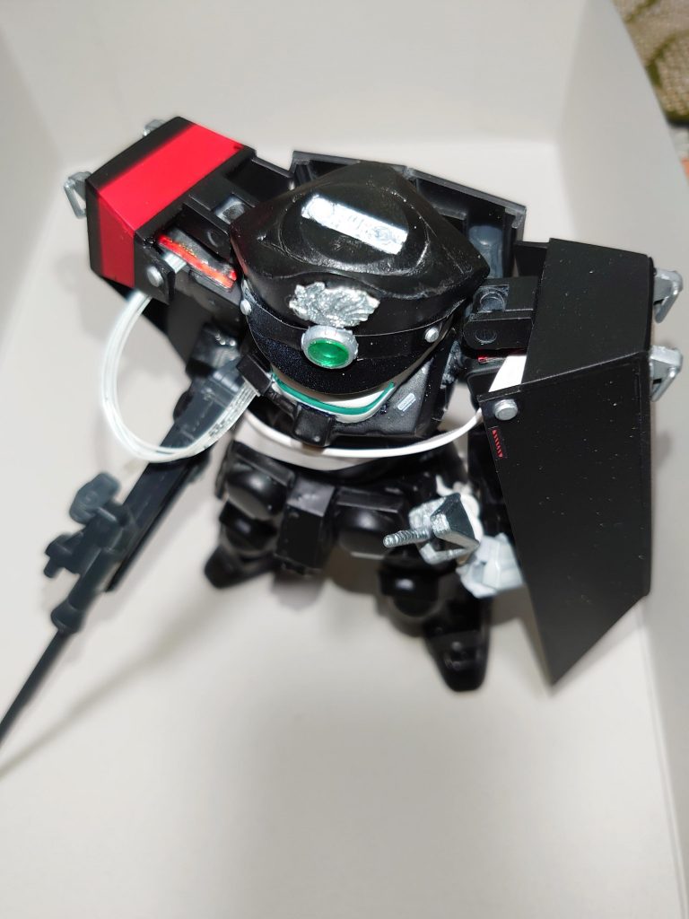 頭上から苦労した制帽。グリモアの頭にレドームを付けて、パテ盛り…。技術も道具もないので表面ボコボコです。帽子の徽章はパテに爪楊枝で成形しました。 