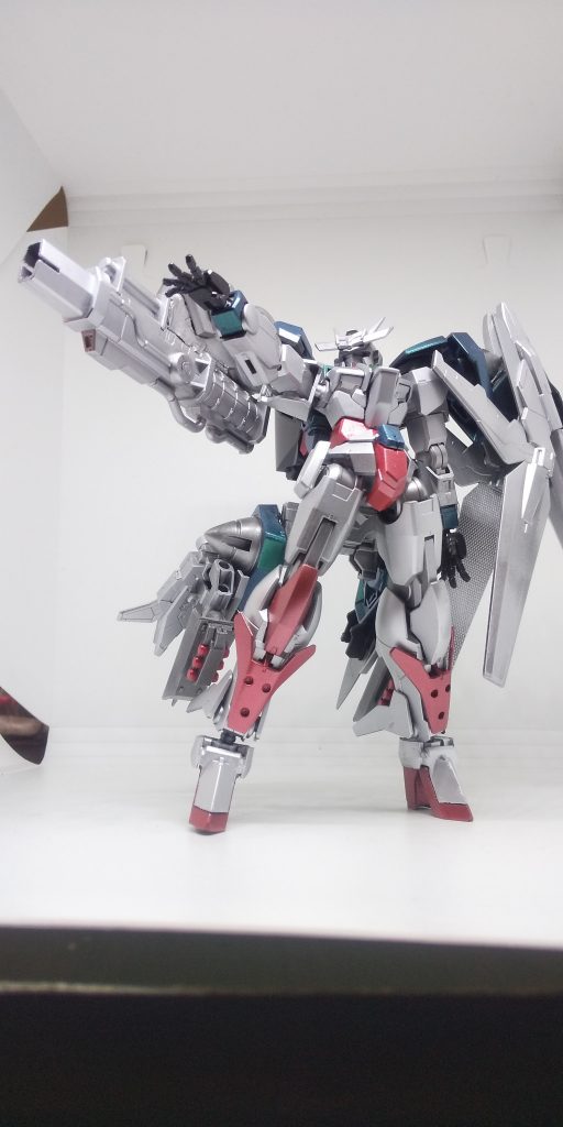 陽光を反射しながら綺羅びやかに大空(そら)を汚していくこのガンダムに、心奪われる者が後を断たない。そのため、軍の新たな広告塔として注目されている。